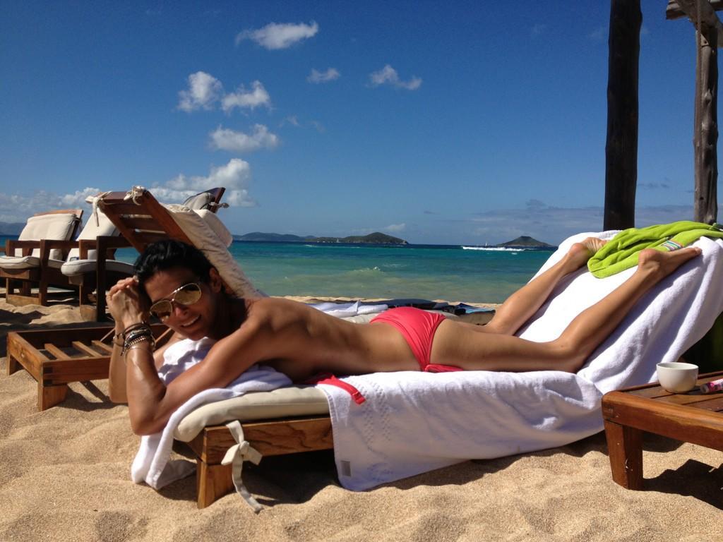 http://pics.wikifeet.com/Angie-Harmon-Feet-901997.jpg