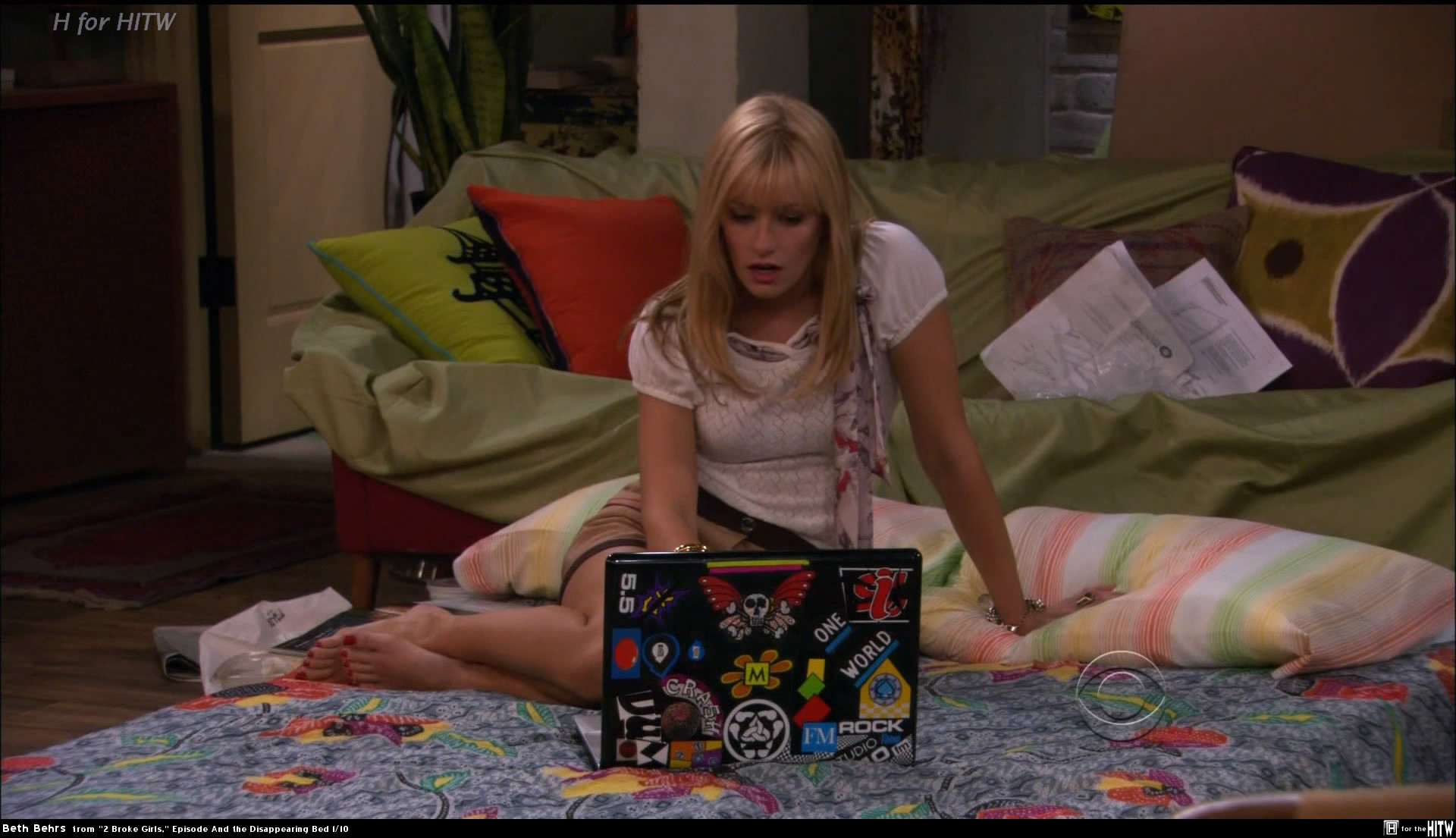 Beth Behrs's Feet (527437)