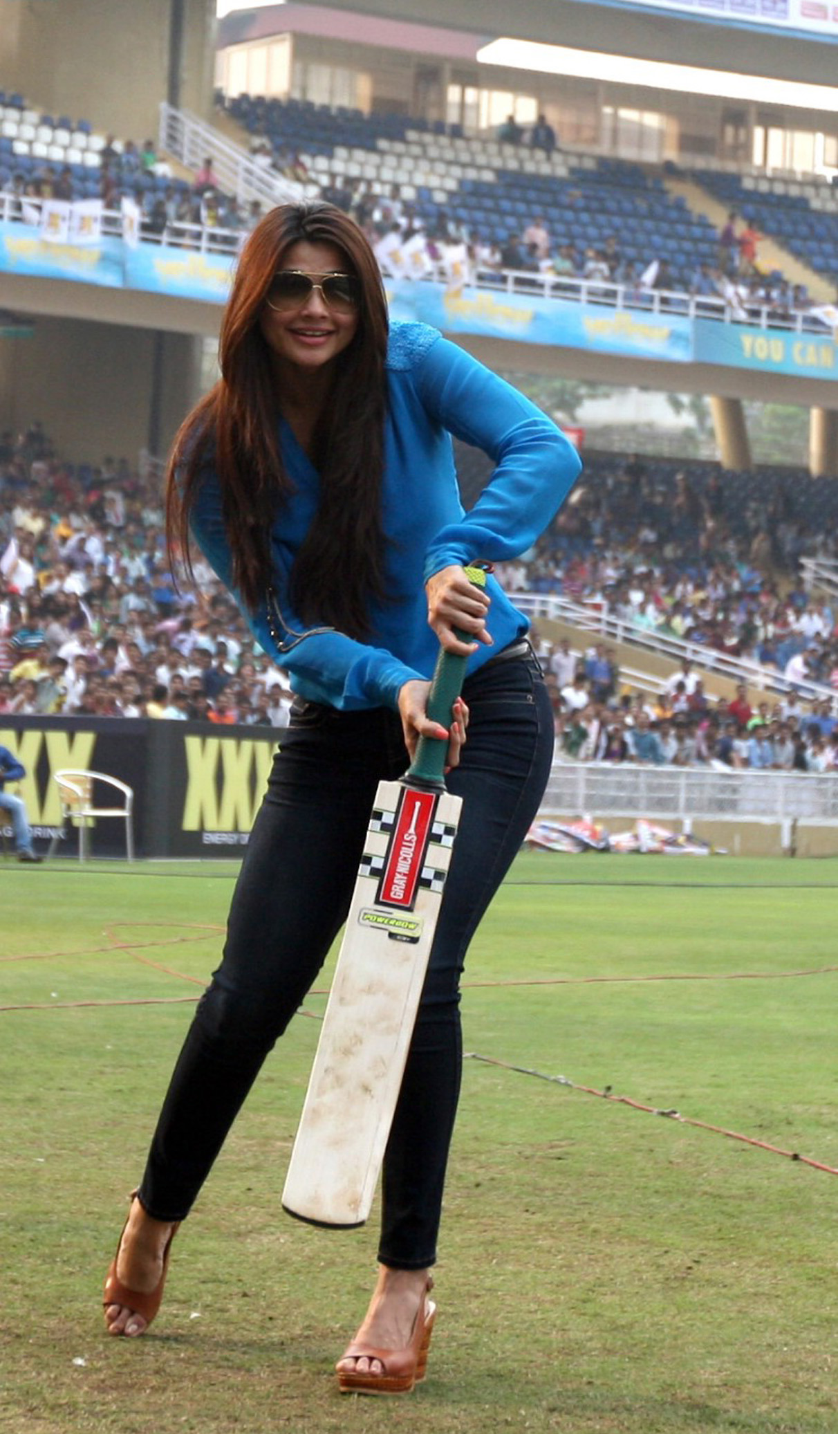 Daisy Shah's Feet