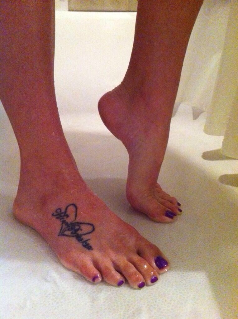 Katie Cummings's Feet