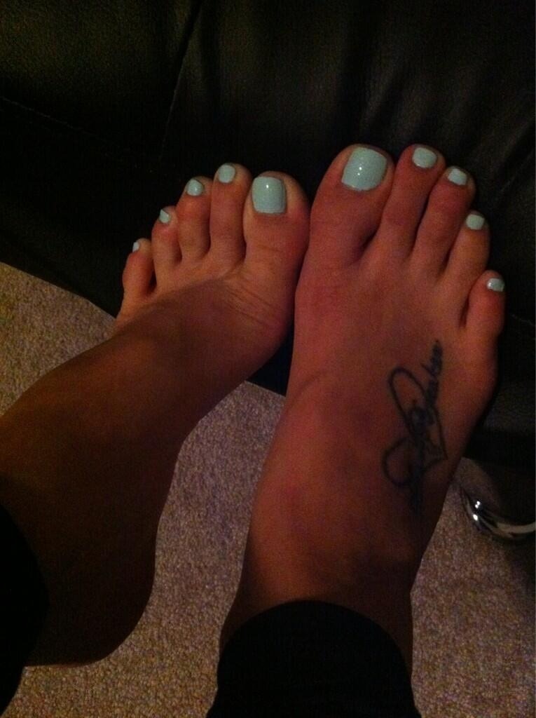 Katie Cummingss Feet