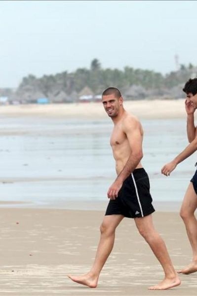 Com uma devoção
à incredulidade
,
 Gémeos mostrando seu corpo nu, com forma atlética na praia

