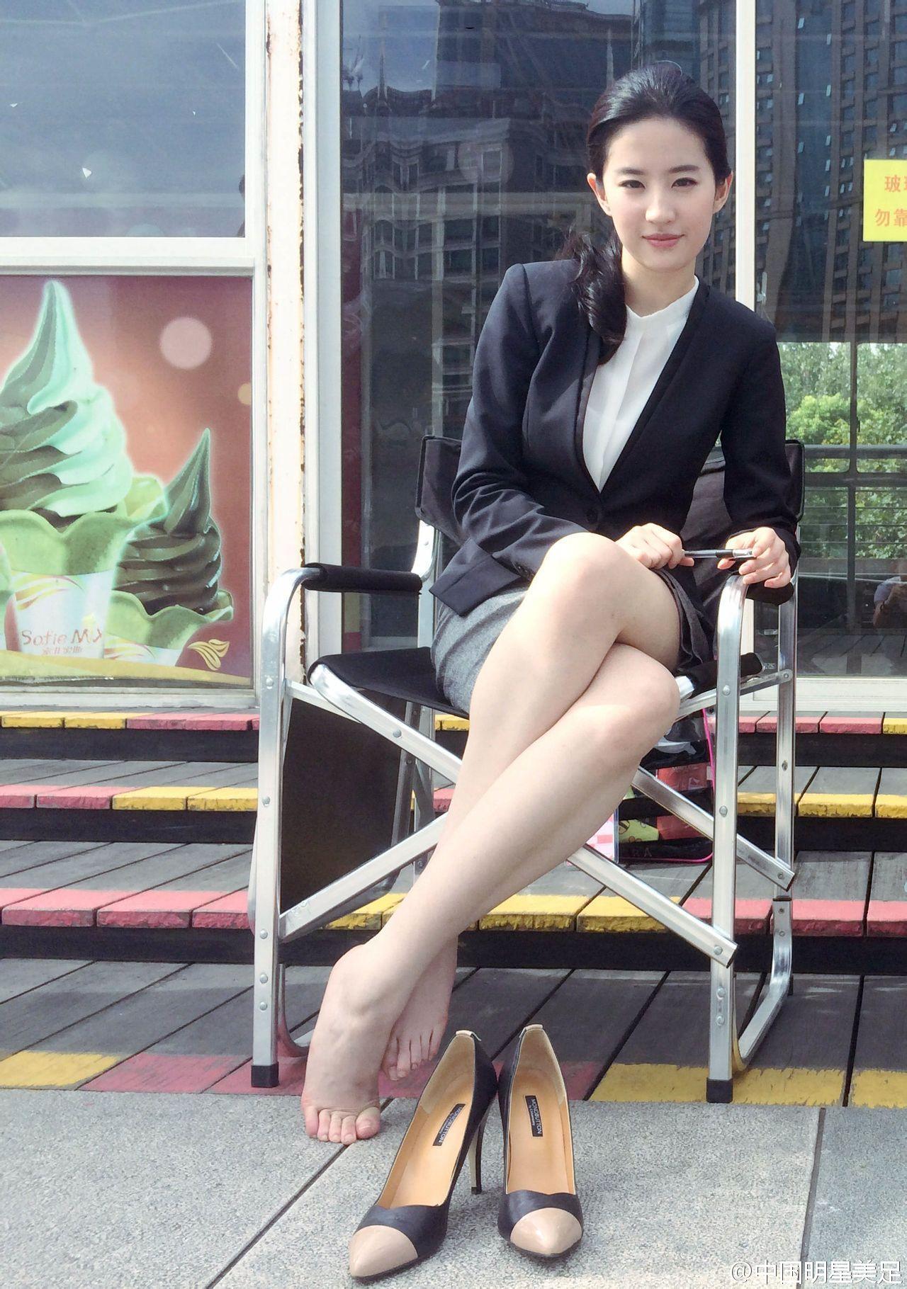 女明星刘亦菲白色高跟玉腿笔直（24/25） - 图片 - 名腿网