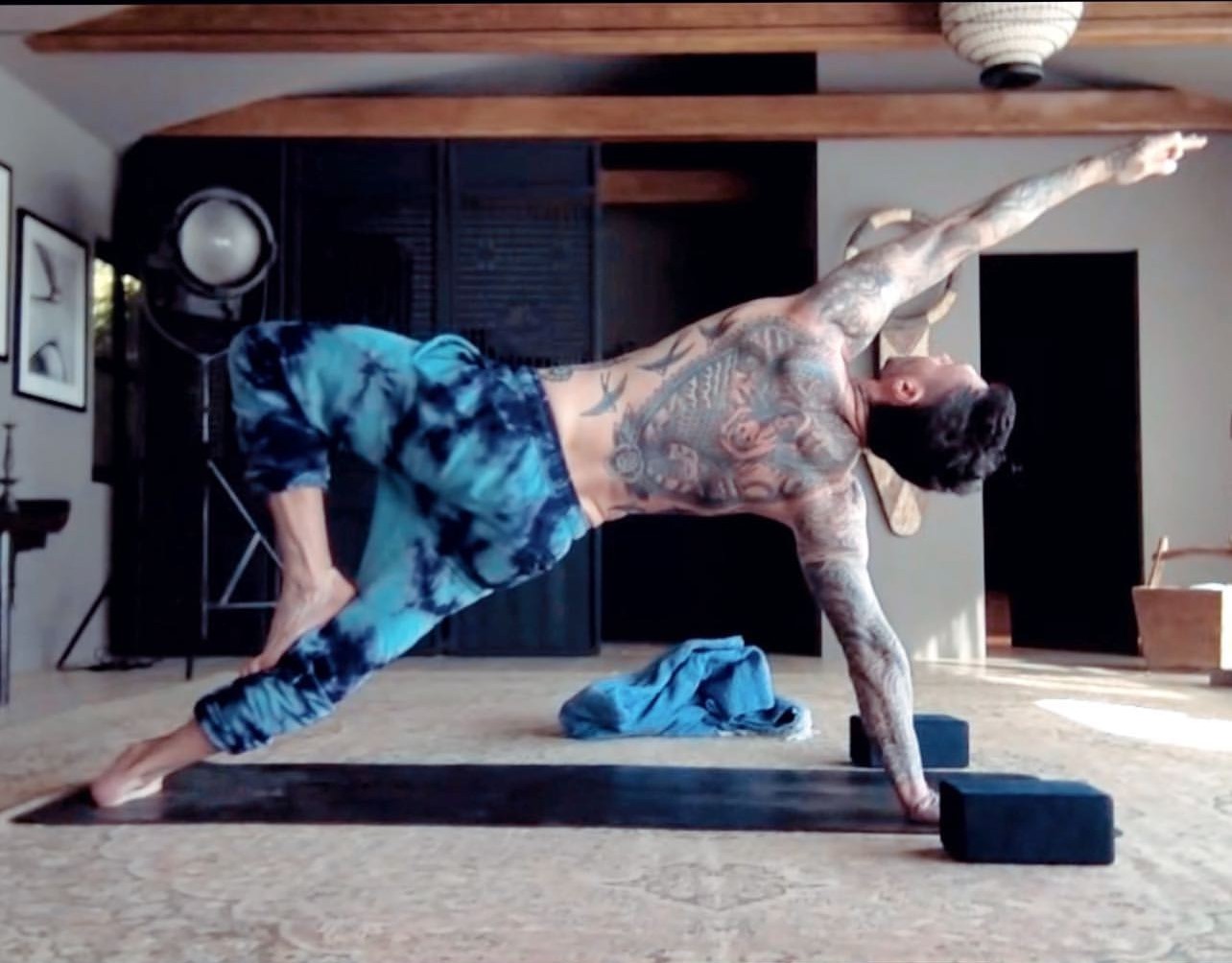 15 Famous Men Who Do Yoga – Awaken