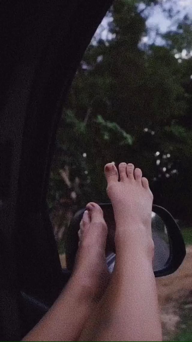 Alexis Rens Feet 