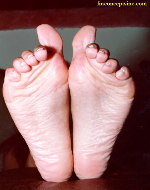 Allysin Chaynes's feet