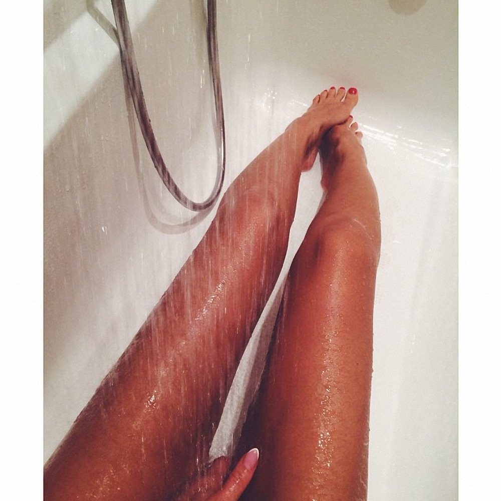 Ноги в ванной. Женские ноги в ванной. Ноги девушки в ванне. Женские ножки в ванной.
