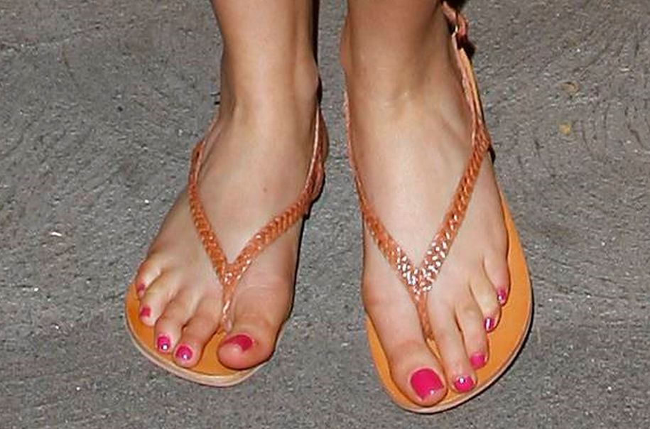 Just got to love those cute toes. 