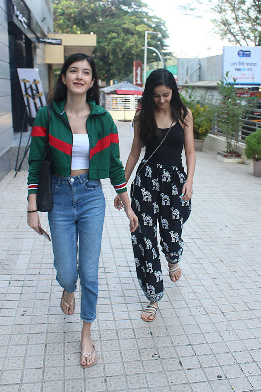 Ananya pandey height in feet