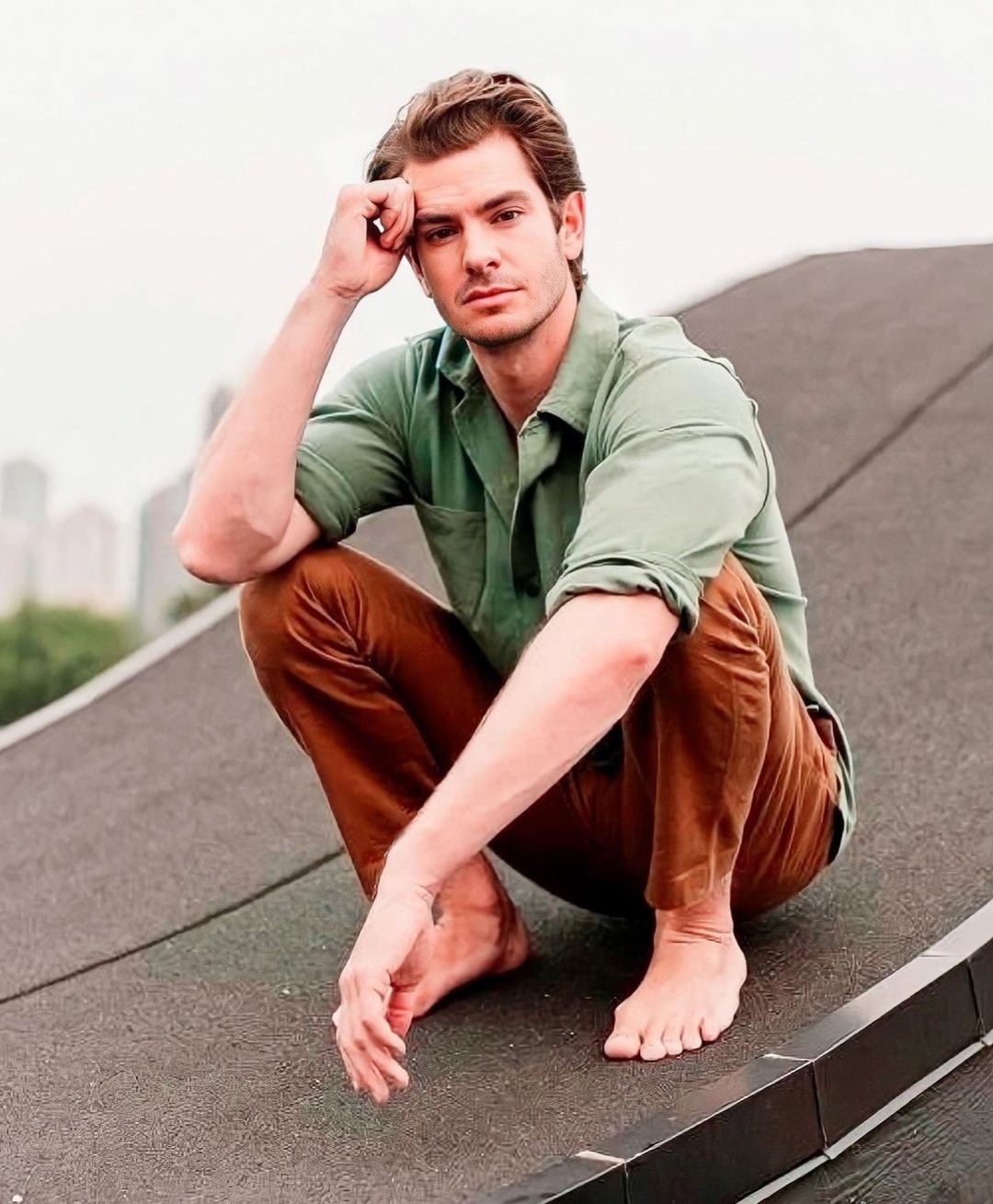 Andrew garfield barefoot