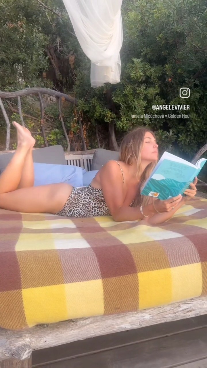Angèle Viviers Feet << wikiFeet