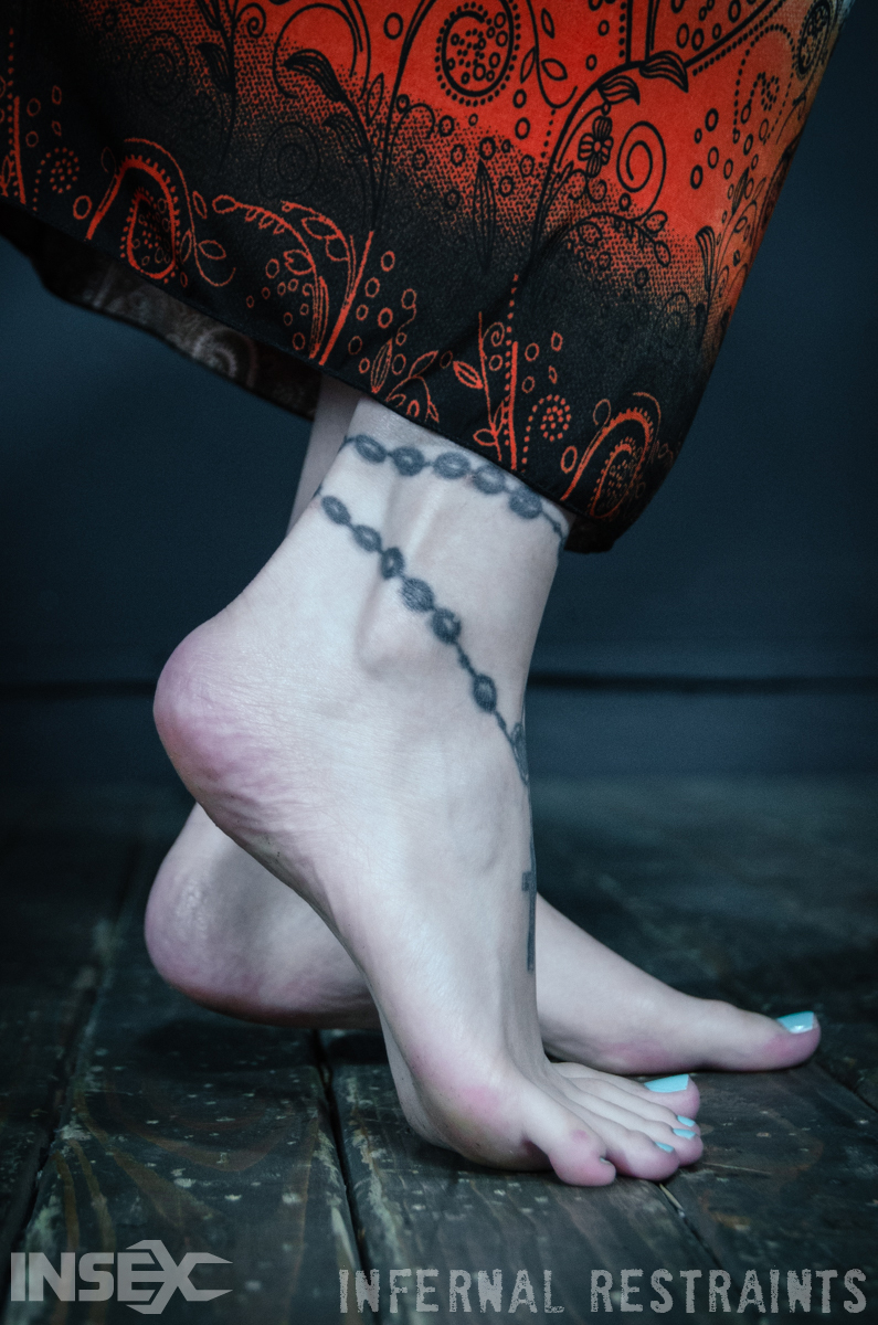Arielle Aquinas's feet