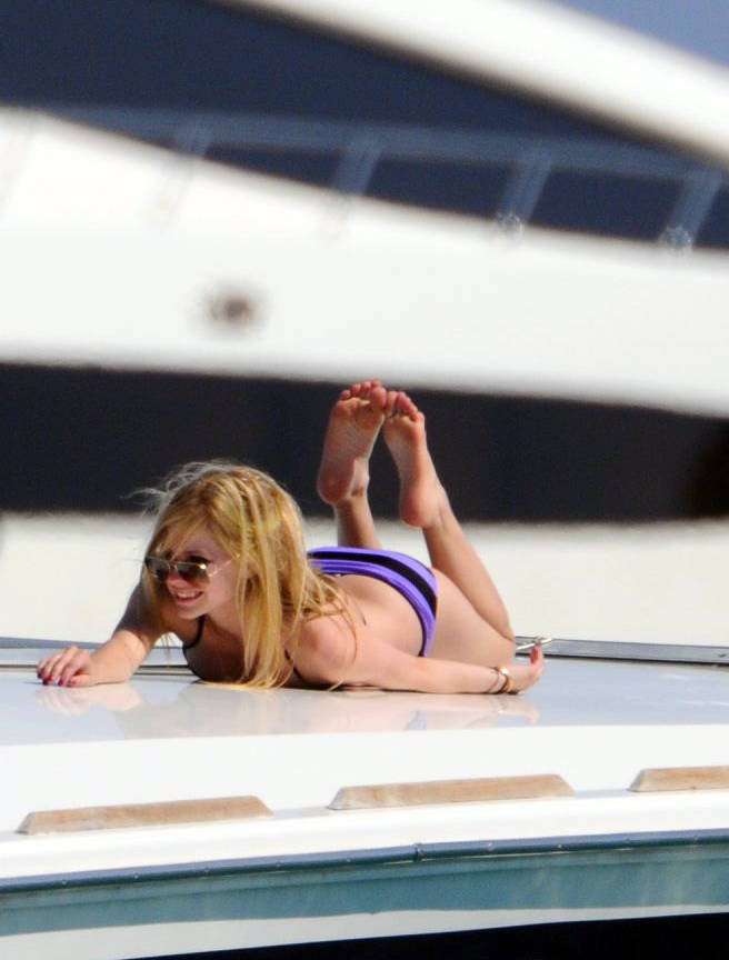 https://pics.wikifeet.com/Avril-Lavigne-Feet-439151.jpg.