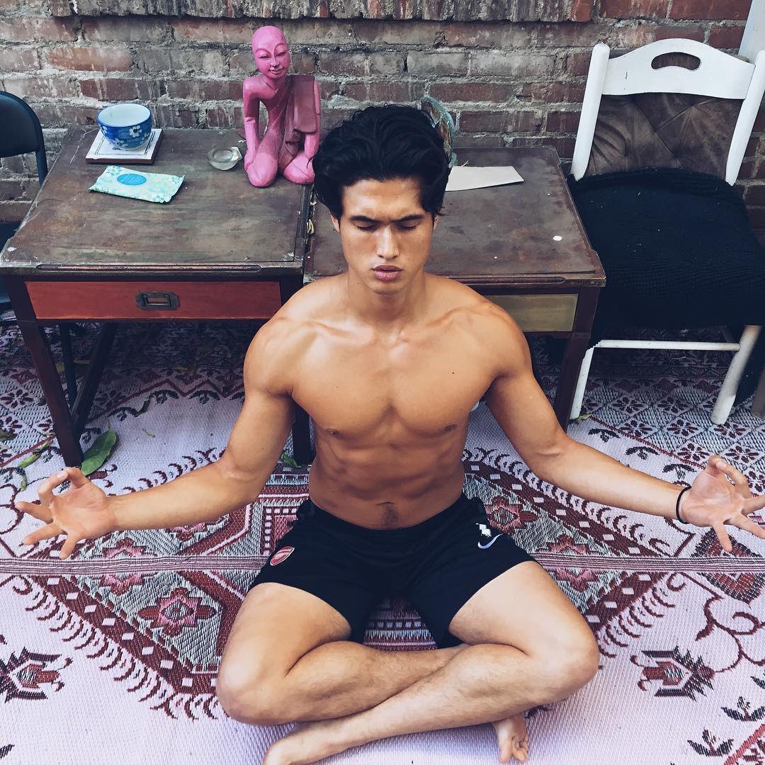 [IMAGE:https://pics.wikifeet.com/Charles-Melton-Feet-3337783.jpg]