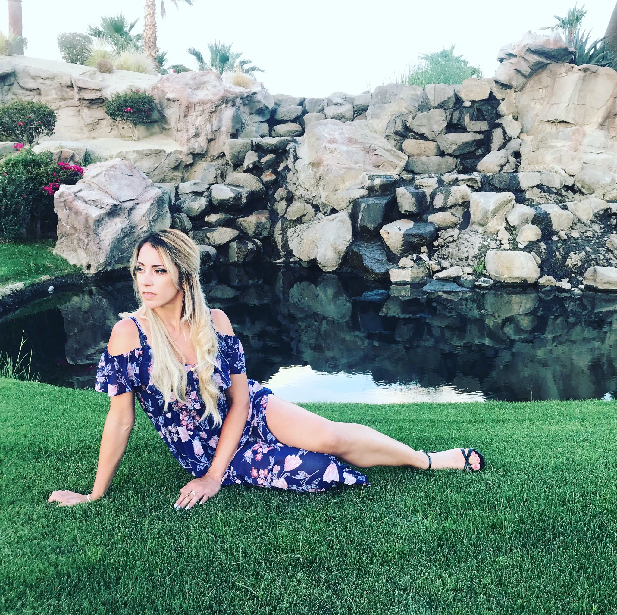 Charlotte Chanel's feet(03)