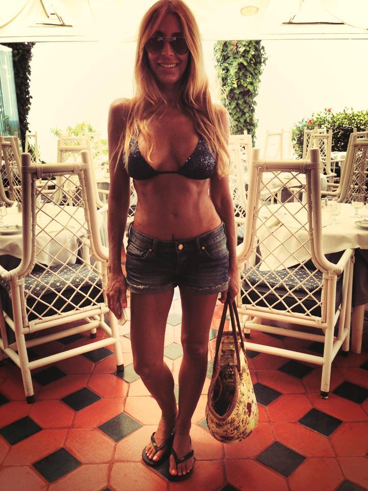 Feet of Cláudia Jacques