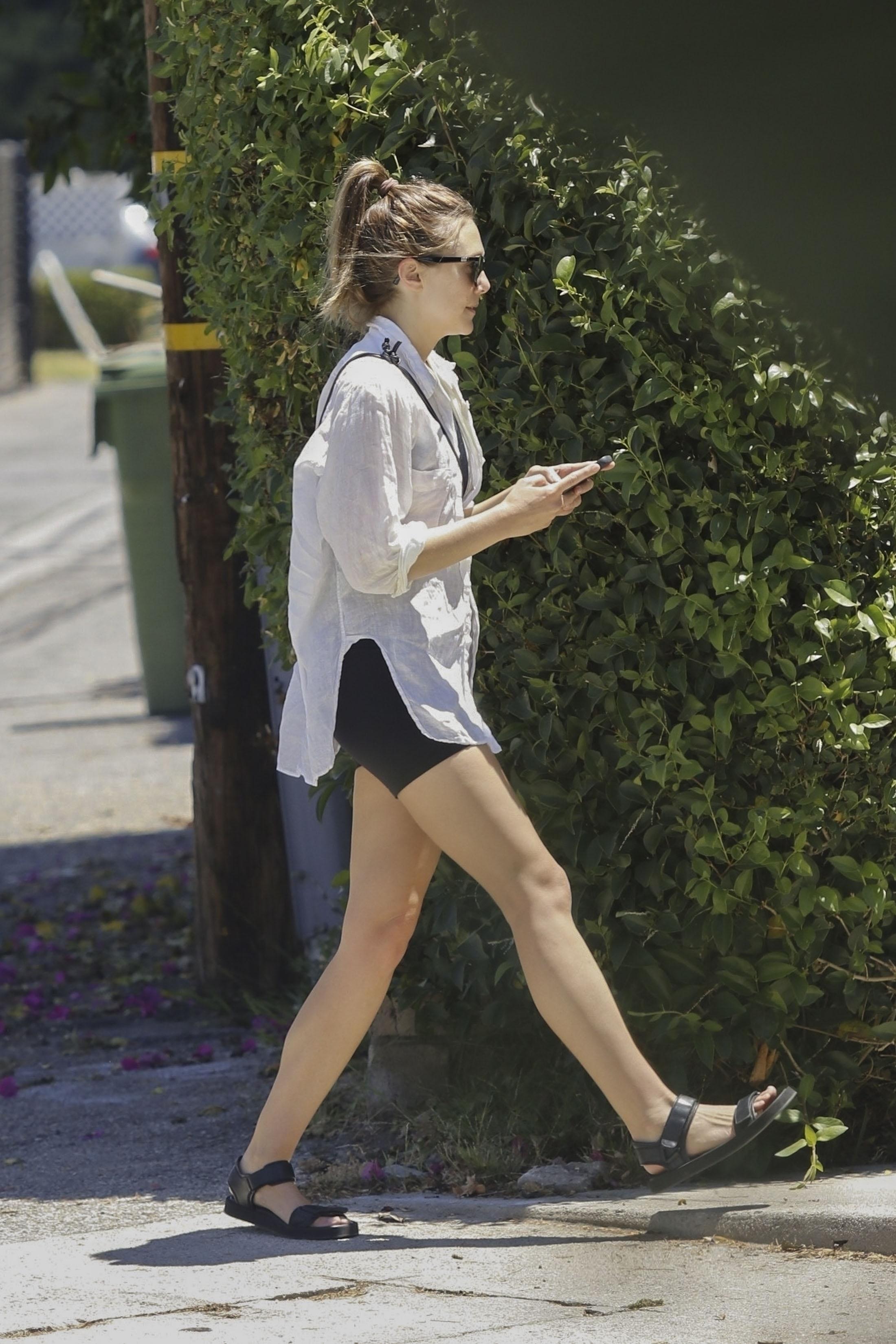 Elizabeth olsen barefoot