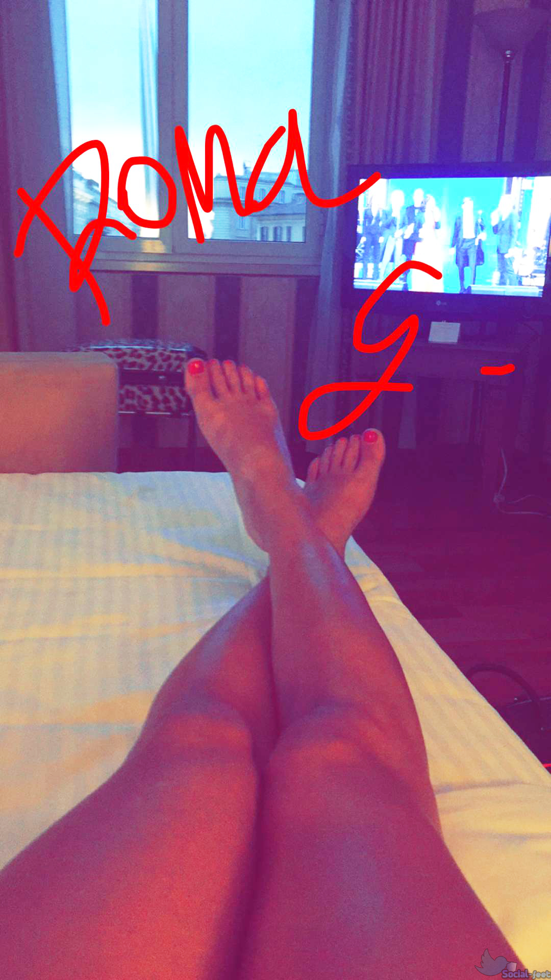 Feet of Giulia Provvedi