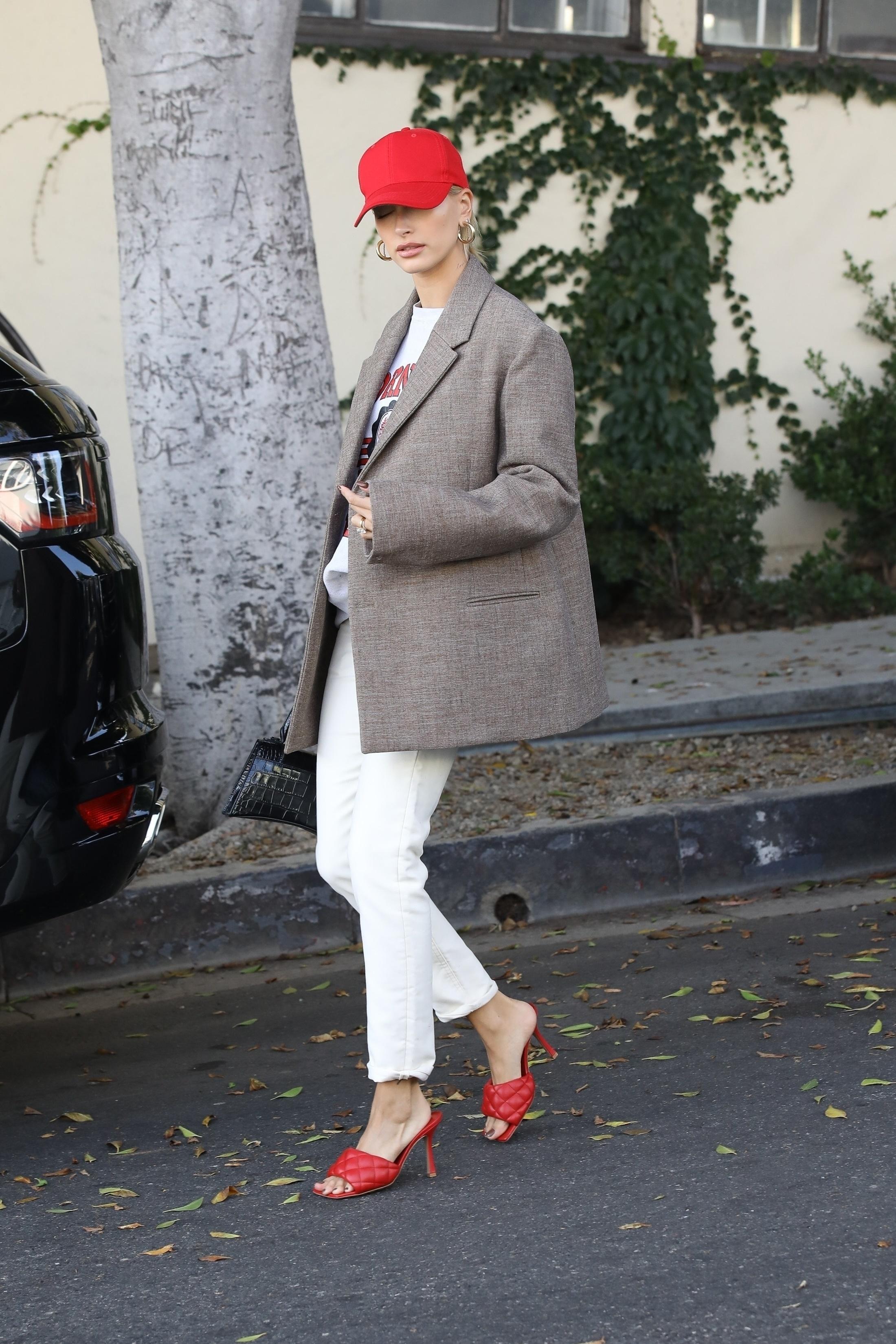 Hailey Bieber feet photo 190828222 Hailey Bieber feet photo 190828222 - High quality celebrity feet picture