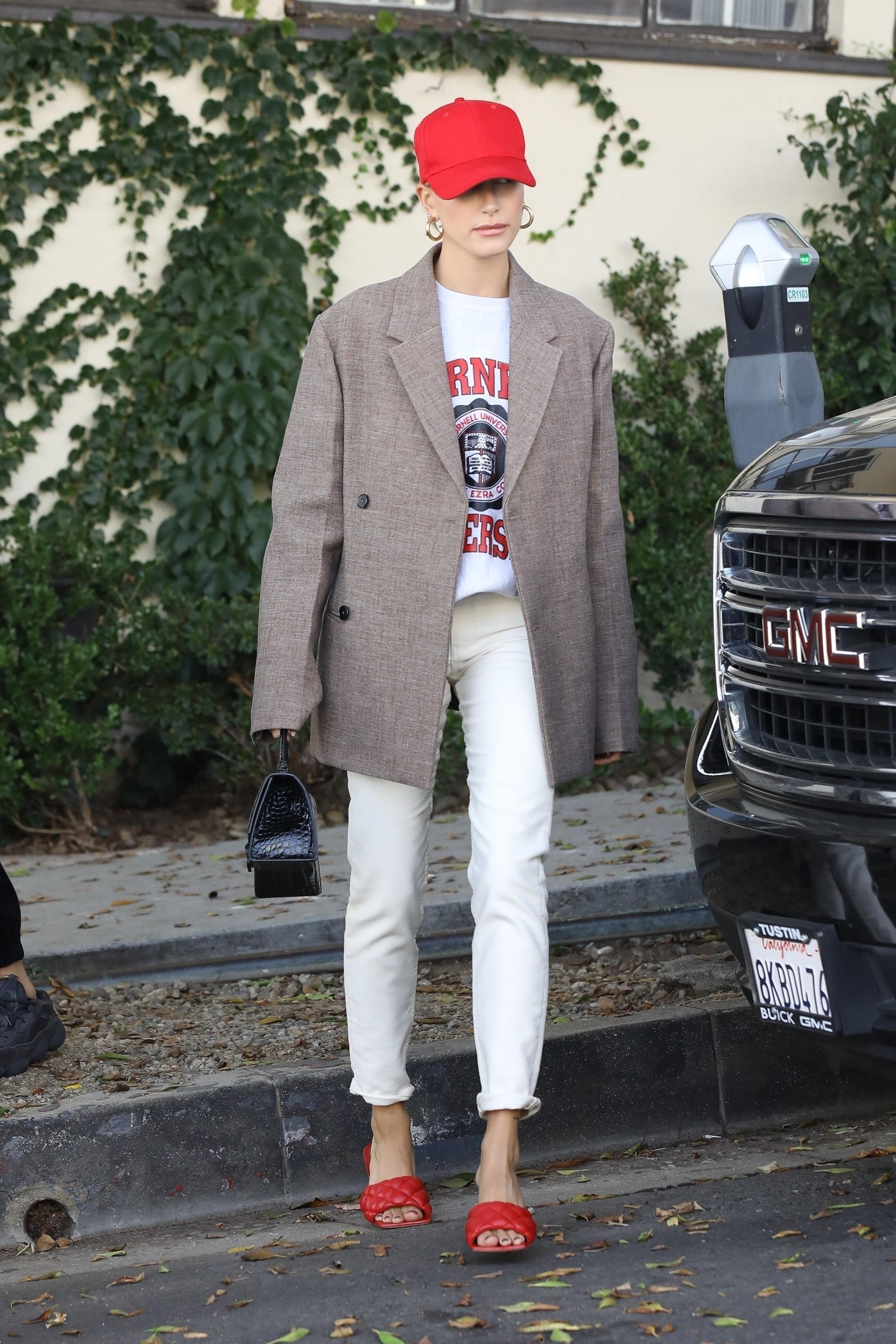 Hailey Bieber feet photo 190828225 Hailey Bieber feet photo 190828225 - High quality celebrity feet picture