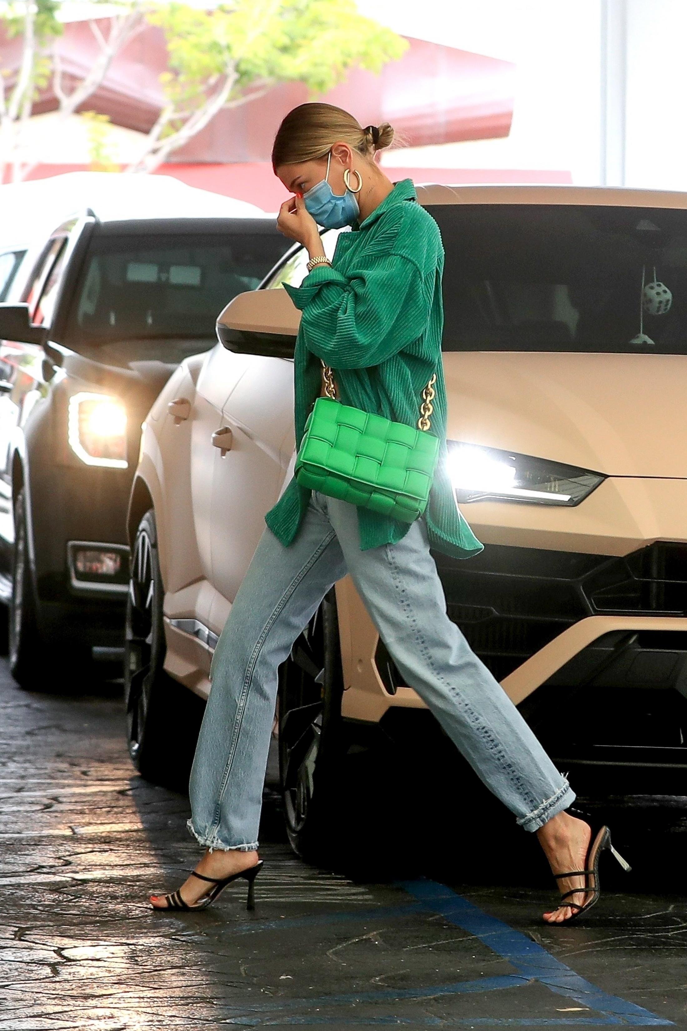 Hailey Bieber feet photo 190828363 Hailey Bieber feet photo 190828363 - High quality celebrity feet picture