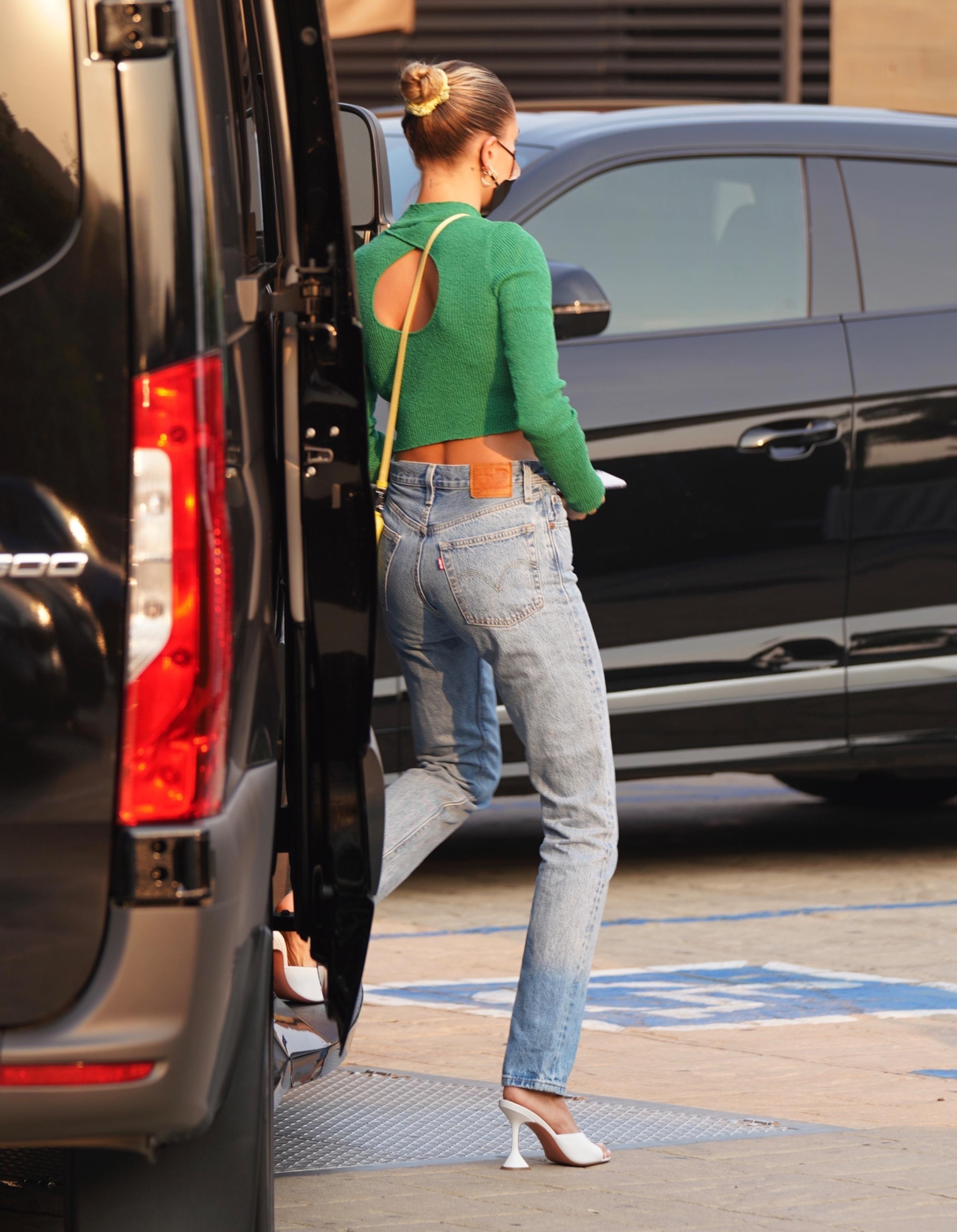 Hailey Bieber feet photo 190828386 Hailey Bieber feet photo 190828386 - High quality celebrity feet picture