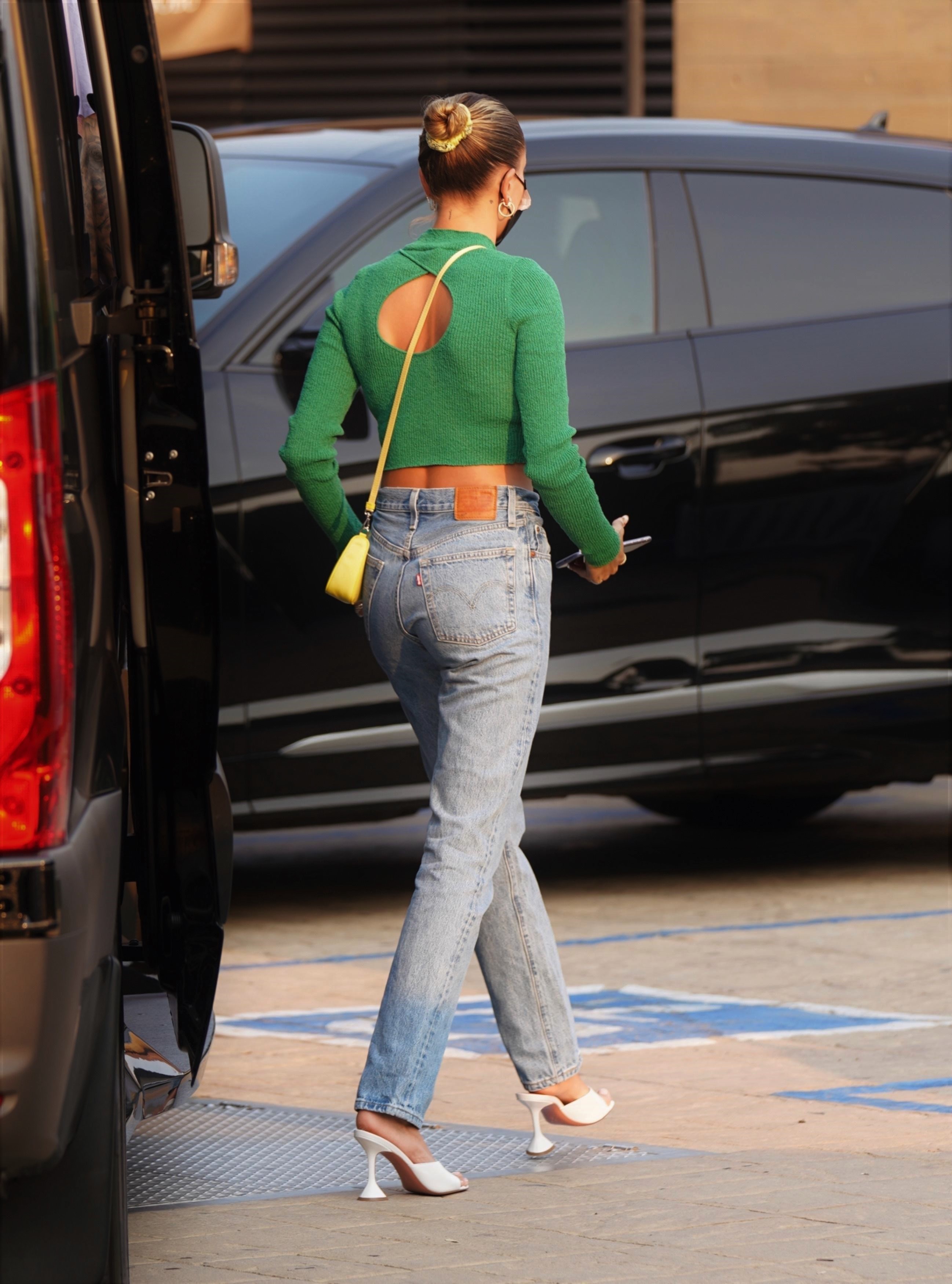 Hailey Bieber feet photo 190828387 Hailey Bieber feet photo 190828387 - High quality celebrity feet picture