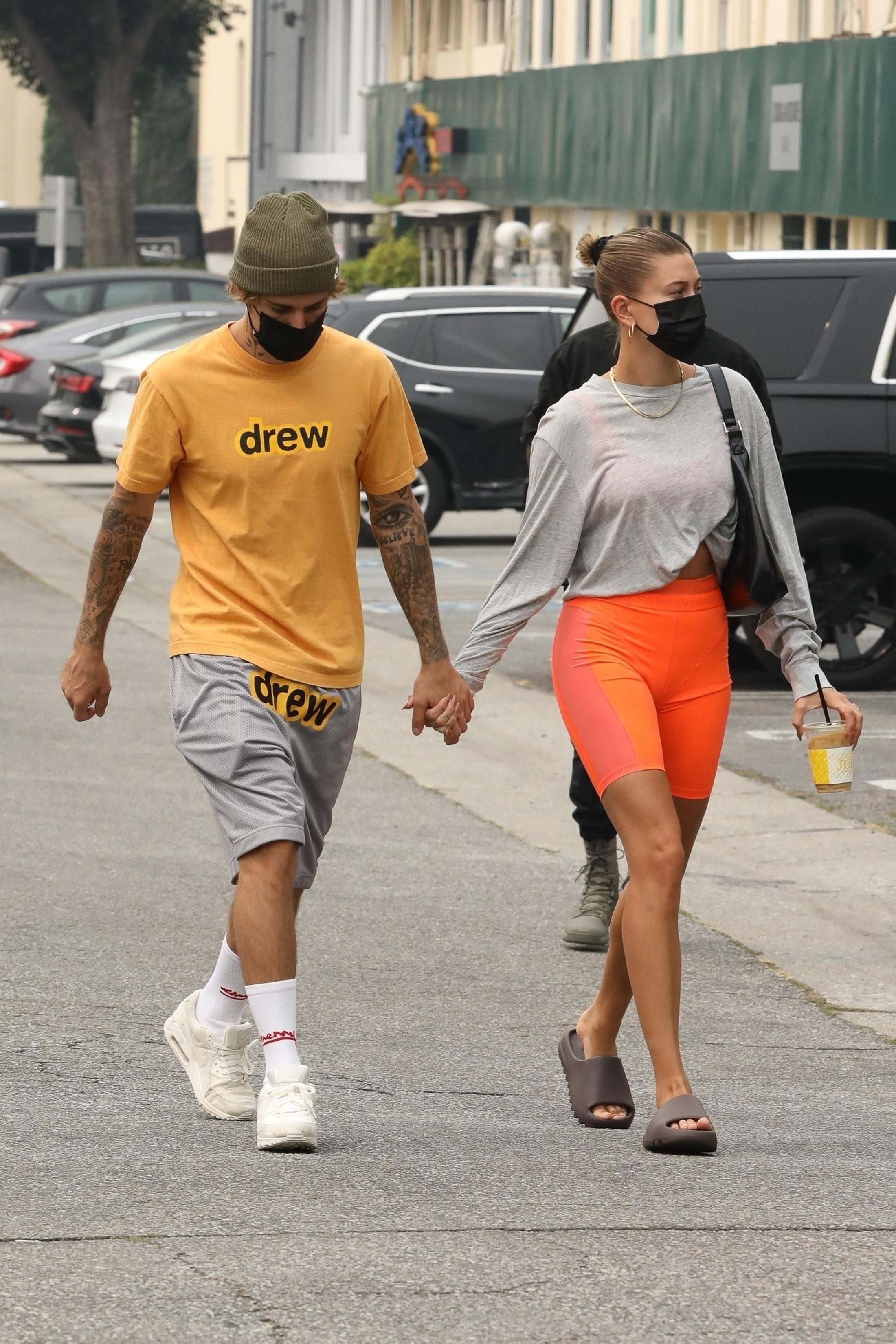 Hailey Bieber feet photo 190828418 Hailey Bieber feet photo 190828418 - High quality celebrity feet picture