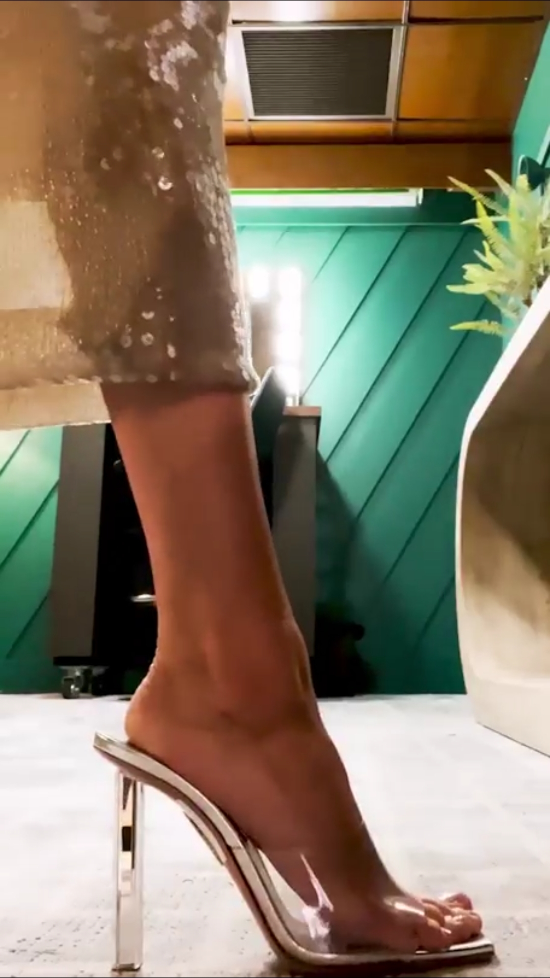 Hailey Bieber feet photo 190828728 Hailey Bieber feet photo 190828728 - High quality celebrity feet picture