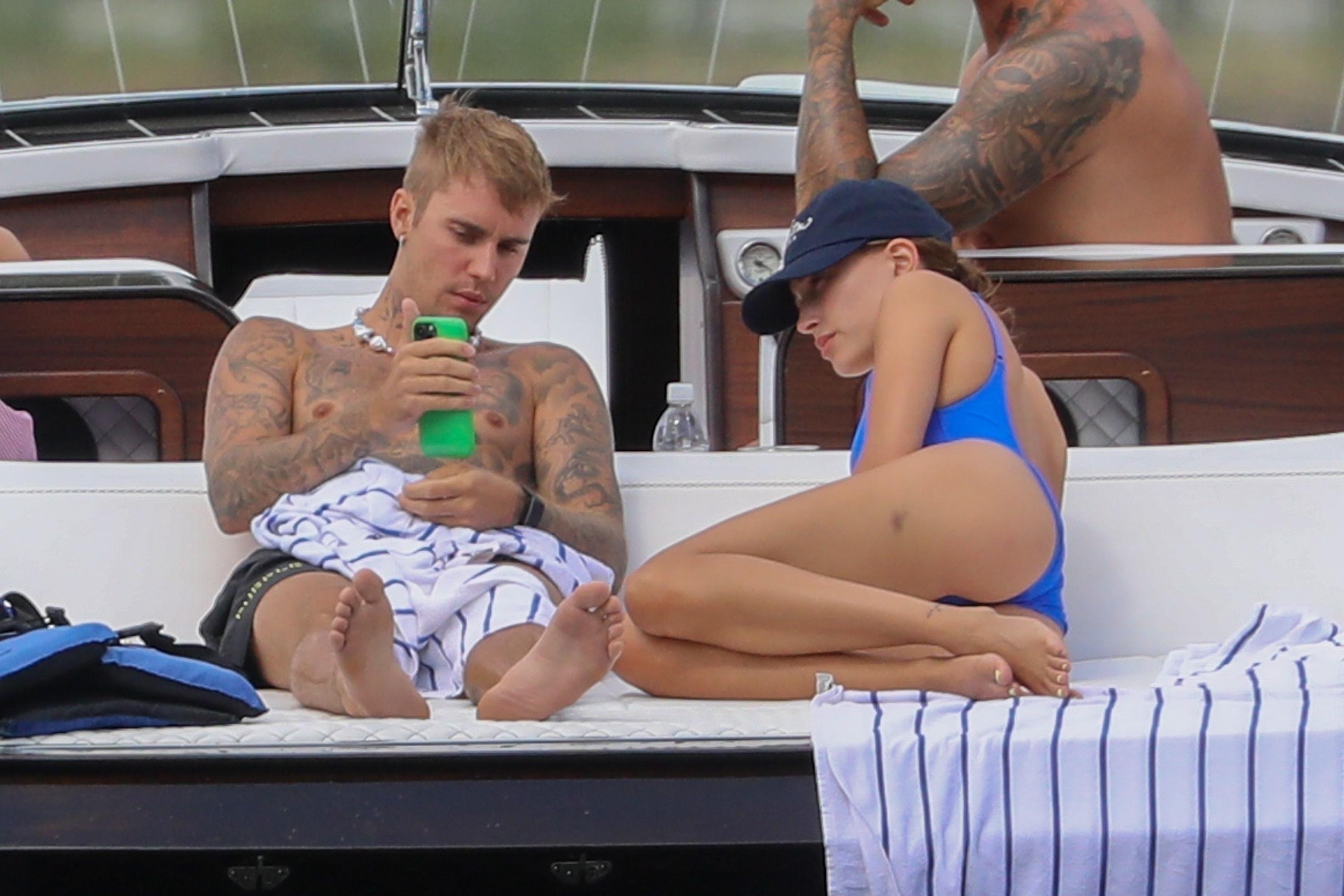 Hailey Bieber feet photo 190828743 Hailey Bieber feet photo 190828743 - High quality celebrity feet picture