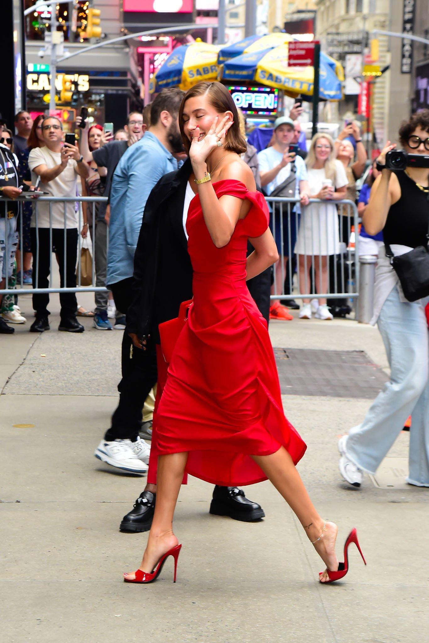 Hailey Bieber feet photo 195802597 Hailey Bieber feet photo 195802597 - High quality celebrity feet picture