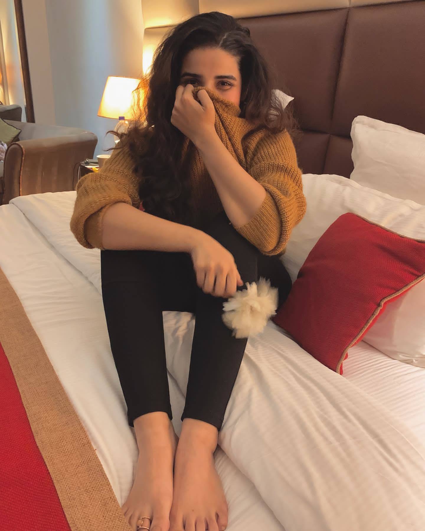 Sexy Gharida Farooqi Gand - Hareem Farooq's Feet << wikiFeet