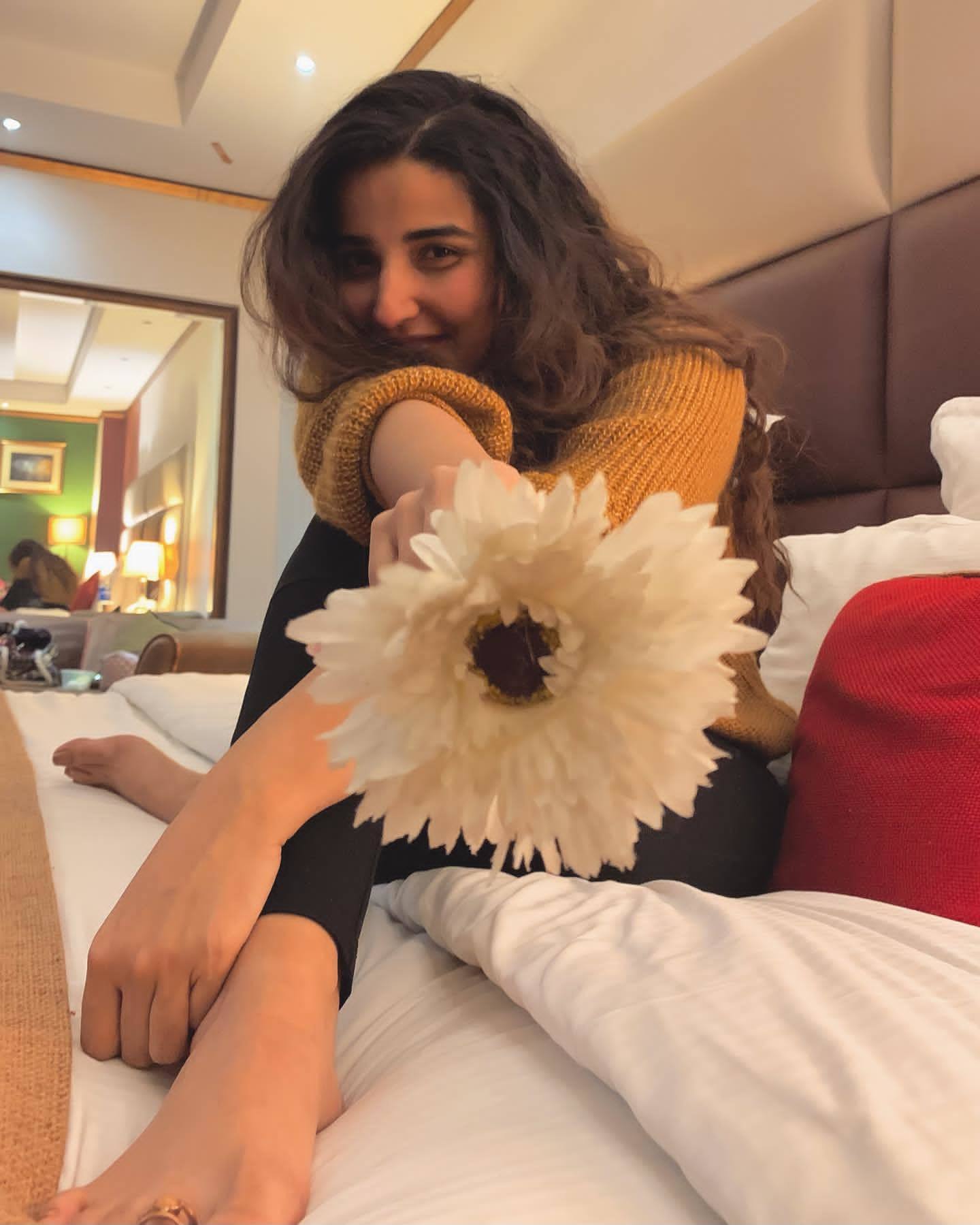 Sexy Gharida Farooqi Gand - Hareem Farooq's Feet << wikiFeet