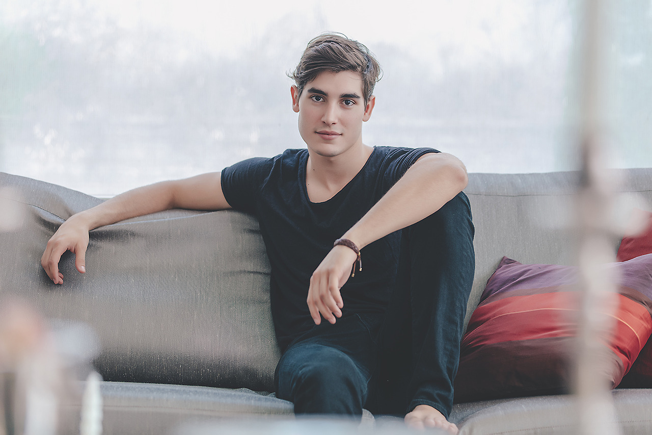 Henry Zaga's Feet << wikiFeet Men