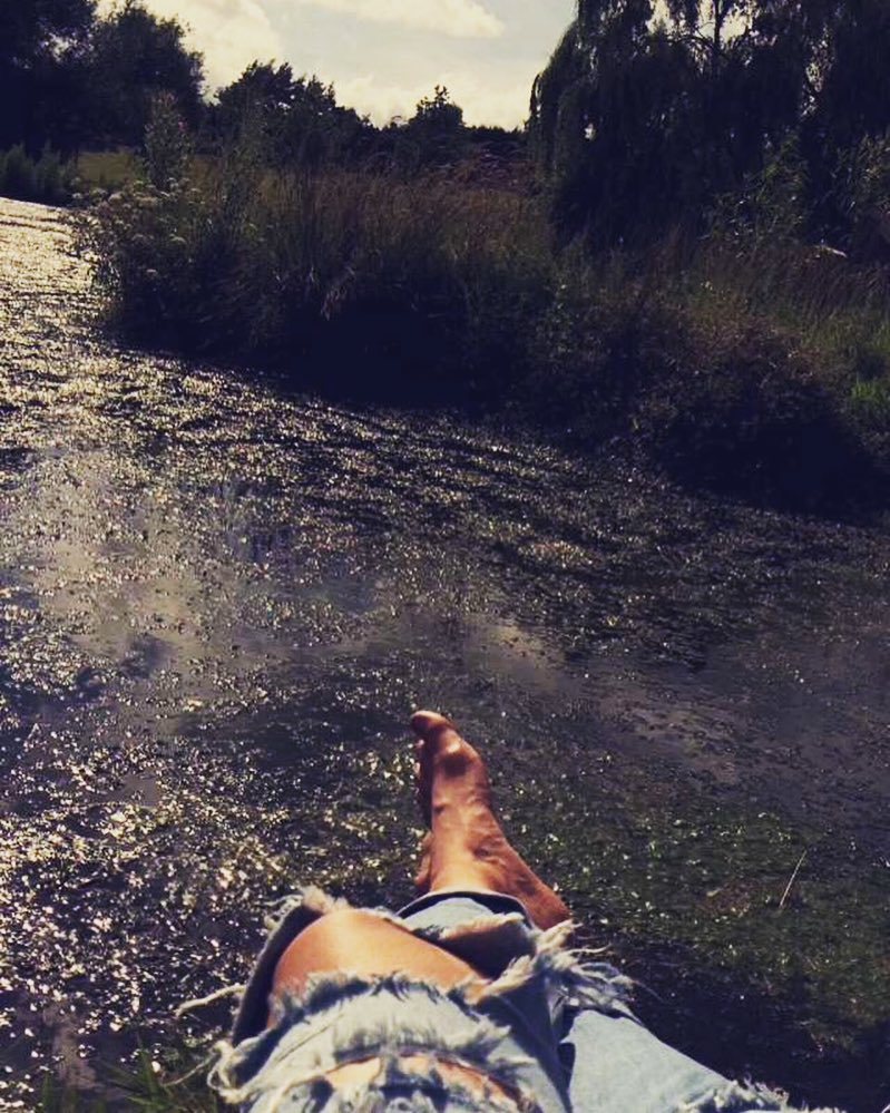 Әйел юбкасын көтеріп, мастурбация жасайды. Жетілген әйелдің анус суреті