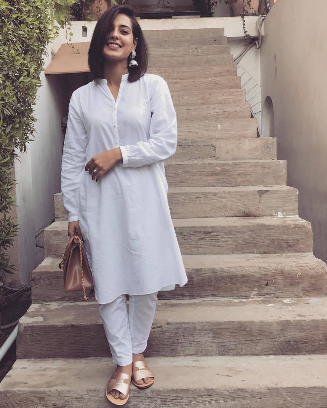 Iqra Aziz's Feet - I piedi di Iqra Aziz - Celebrities Feet 2024