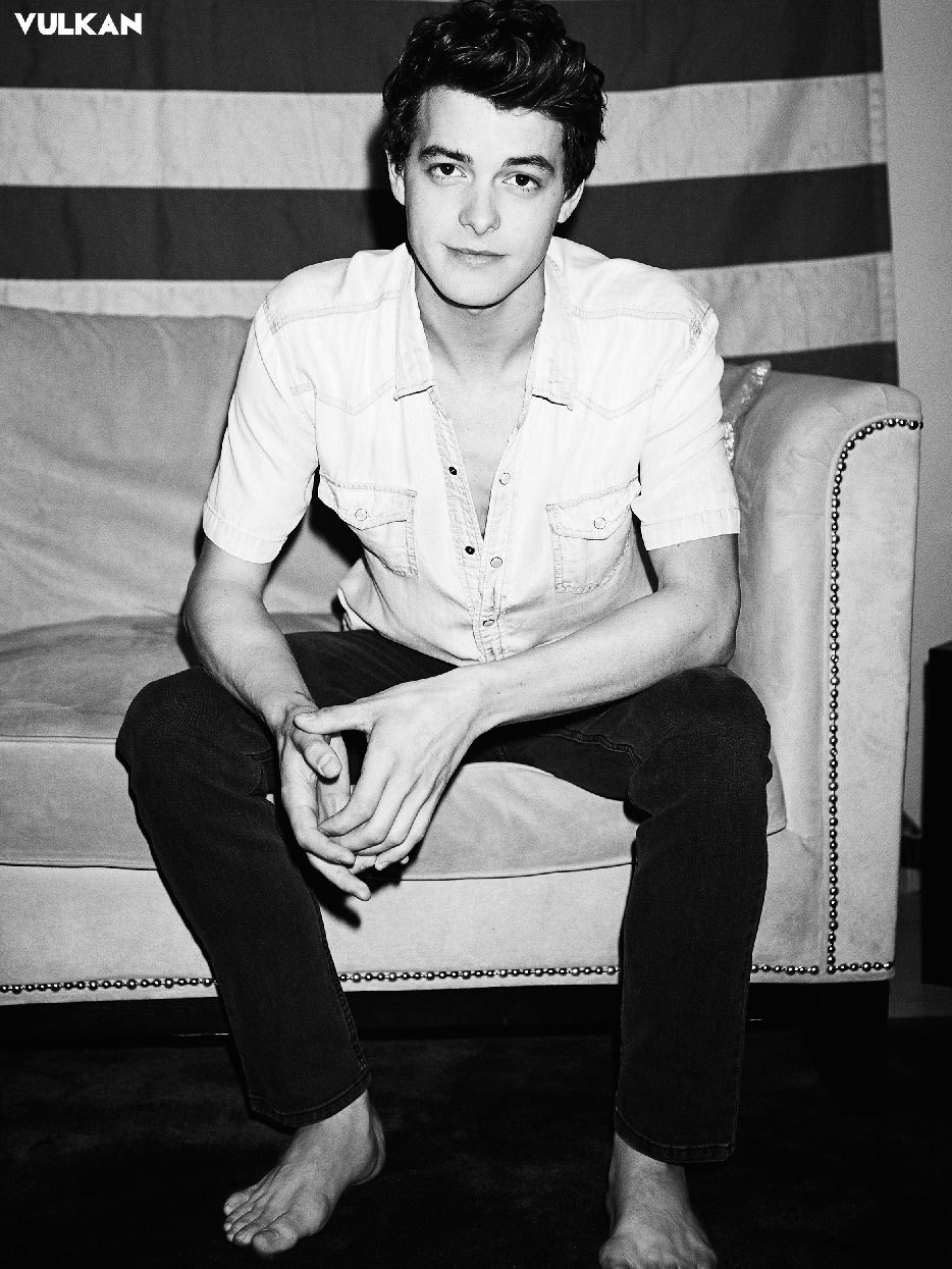 Next photo of Israel Broussard