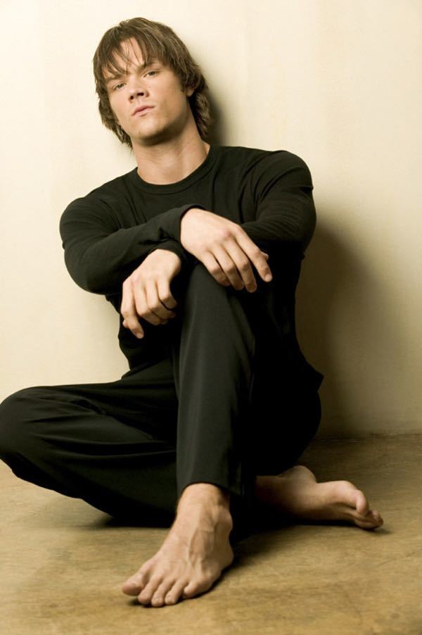 [IMAGE:https://pics.wikifeet.com/Jared-Padalecki-Feet-3284727.jpg]