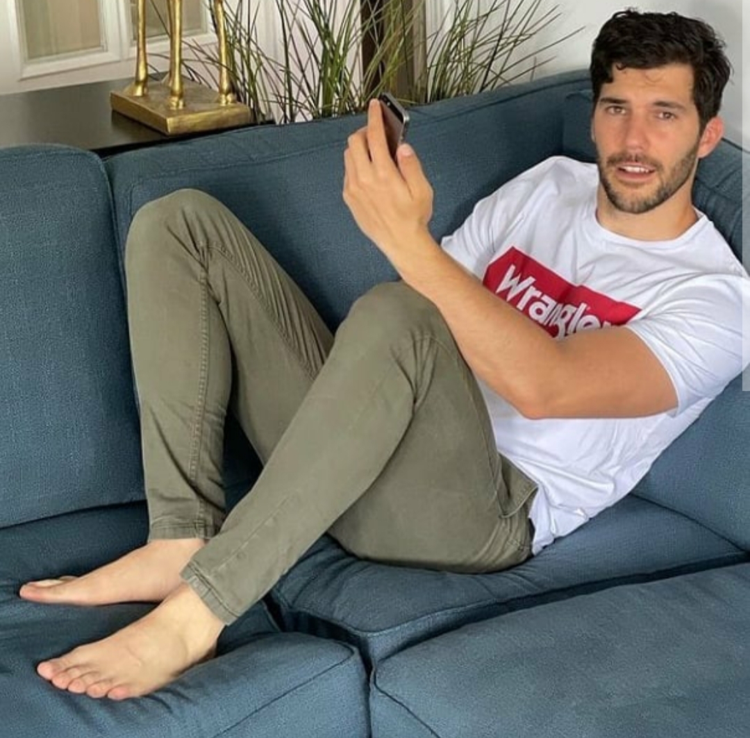 Víctor González's Feet << wikiFeet Men