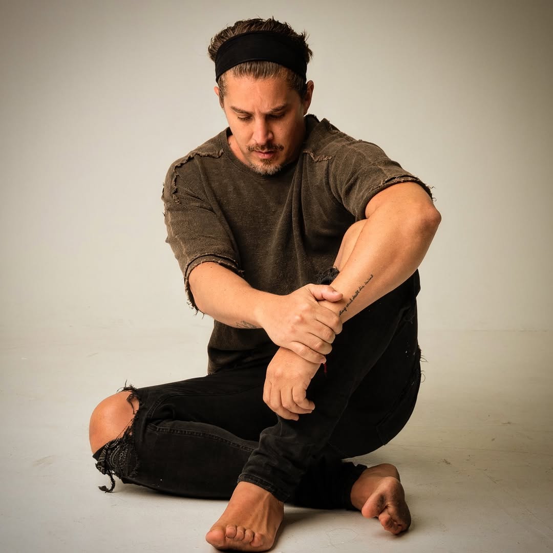 Jonathan Islas's feet