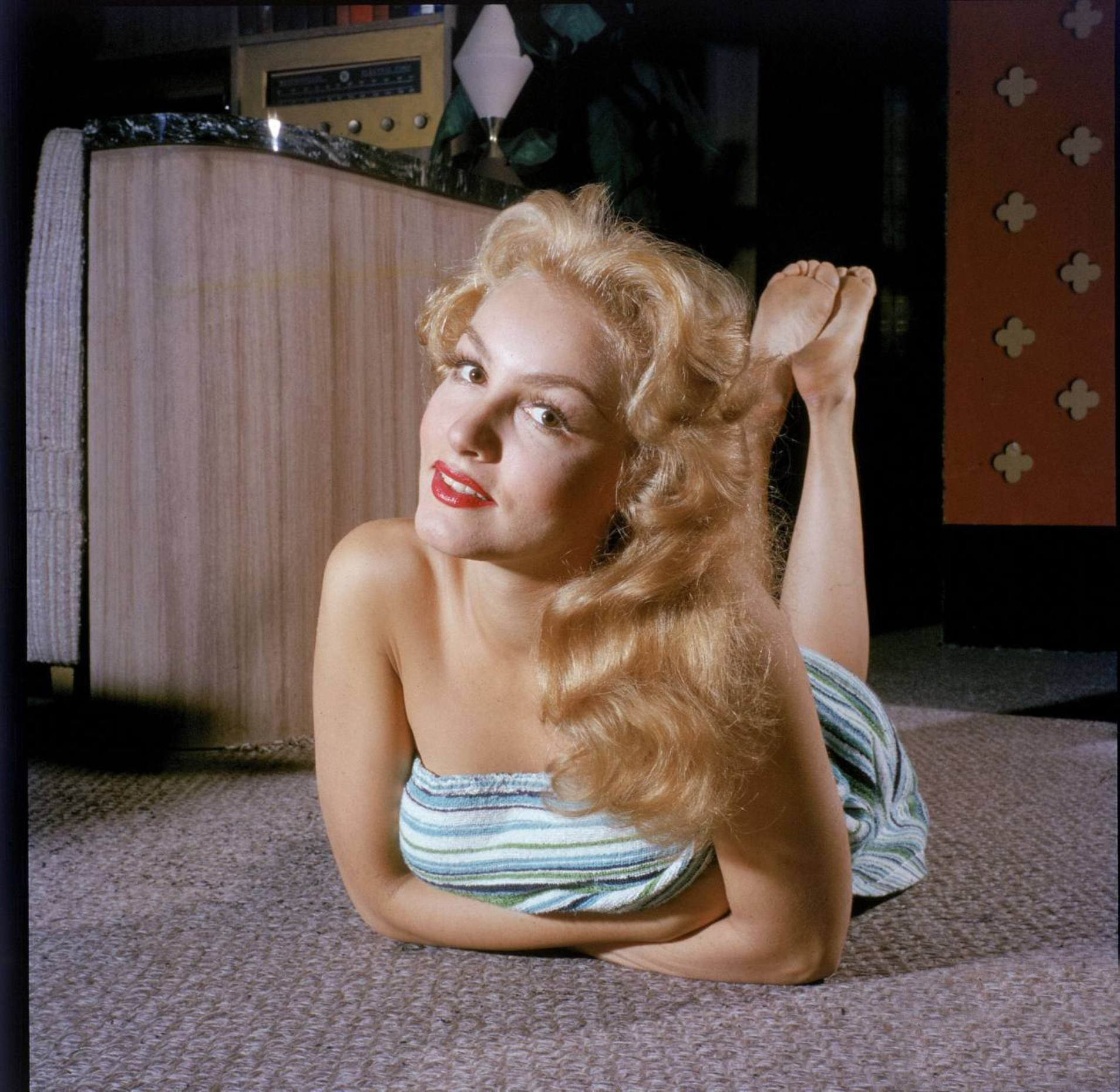 Голливуд суперзвезда. Julie Newmar. Джули Ньюмар американская певица. Julie Newmar в молодости. Джули Ньюмар Хешке.