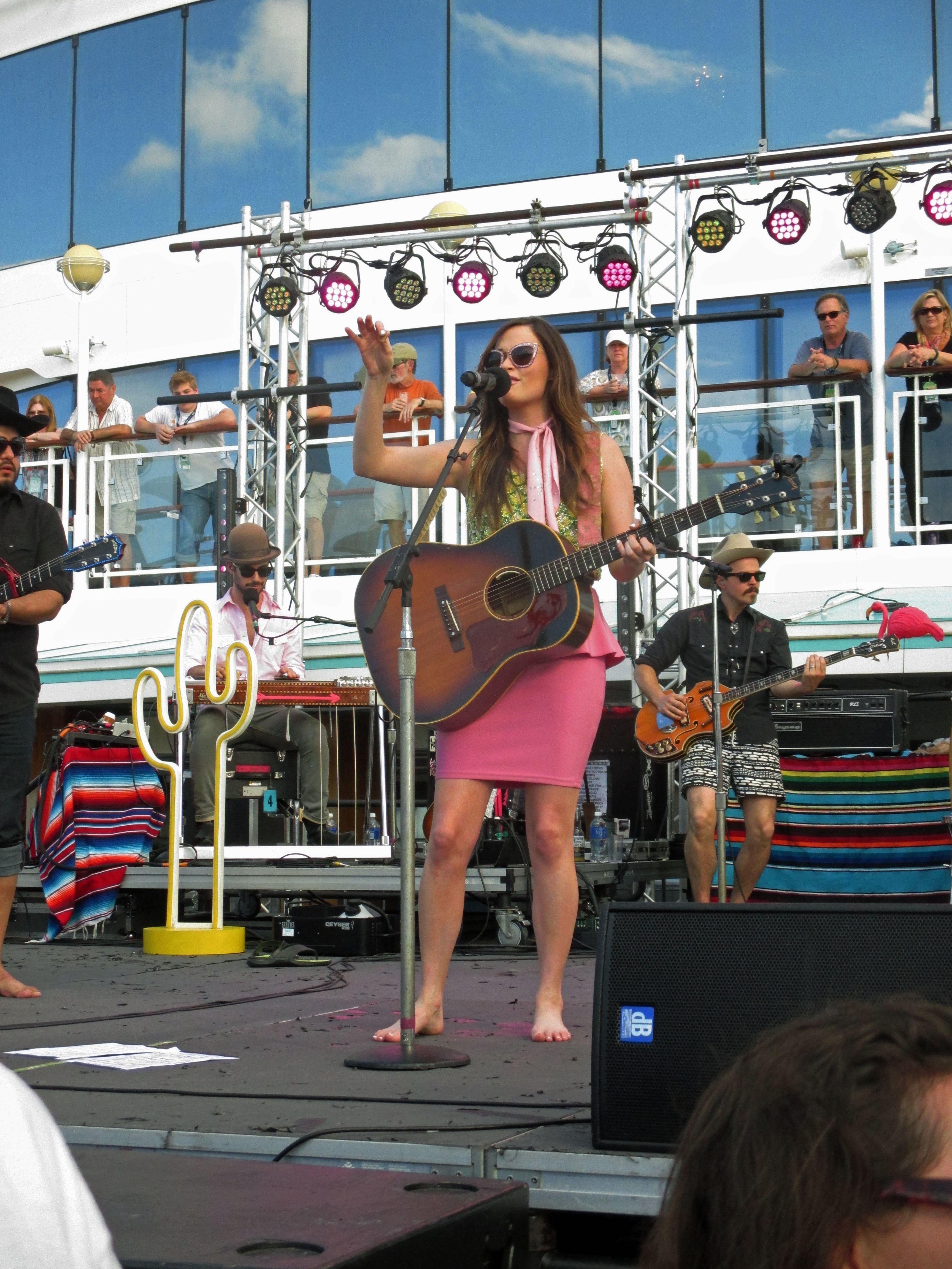 https://pics.wikifeet.com/Kacey-Musgraves-Feet-5790234.jpg