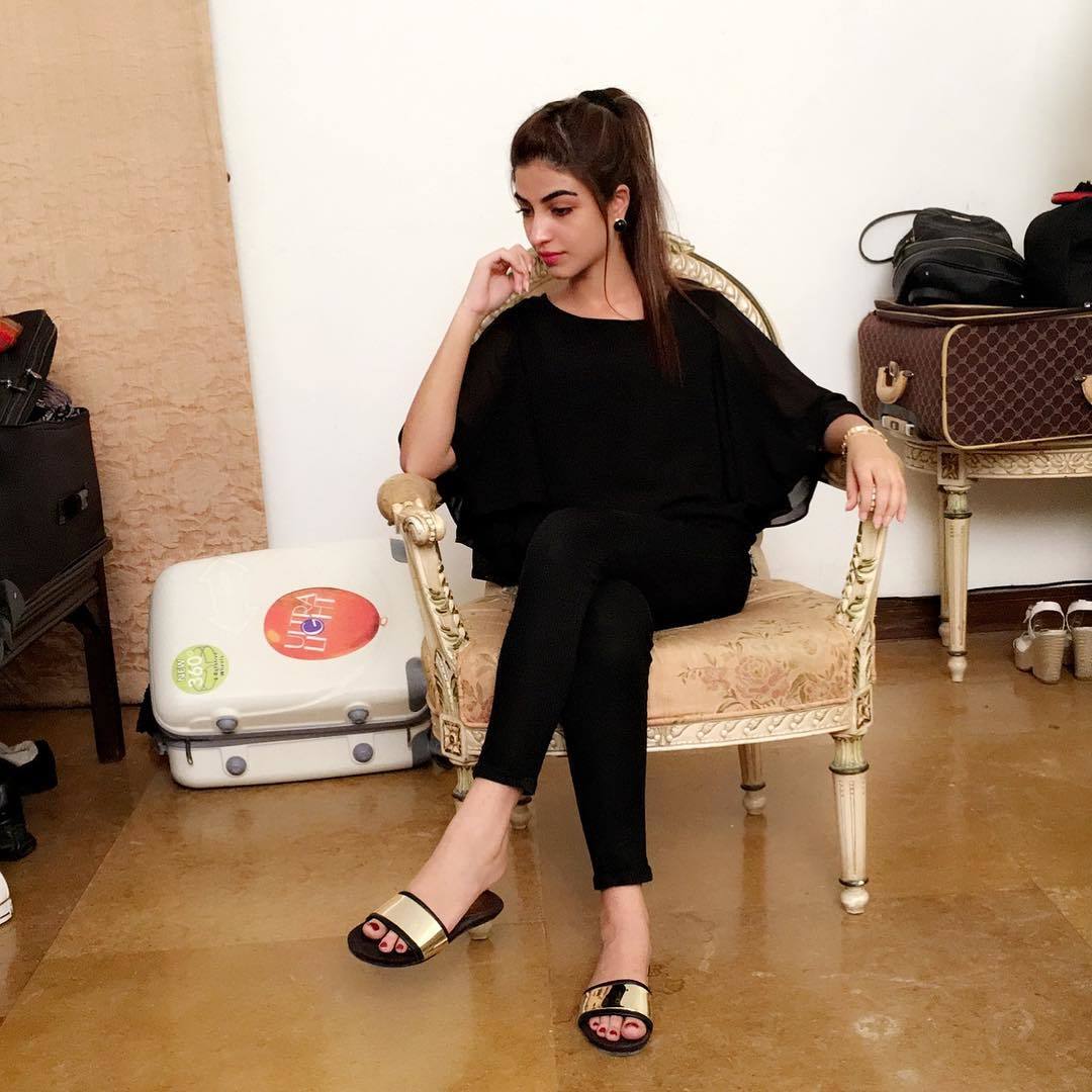 Kinza Hashmi's Feet - I piedi di Kinza Hashmi - Celebrities Feet 2024