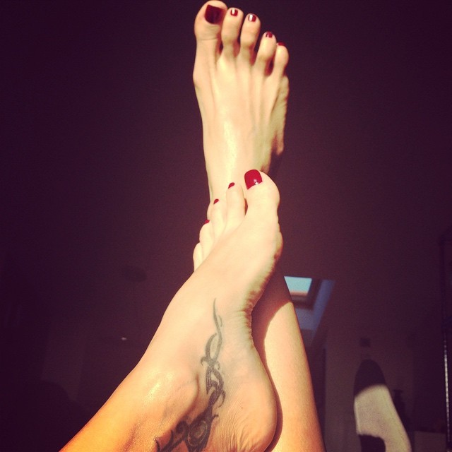 Lara Tinelli's Feet wikiFeet X