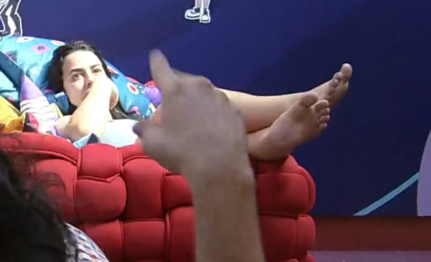 Feet of Larissa Tomásia