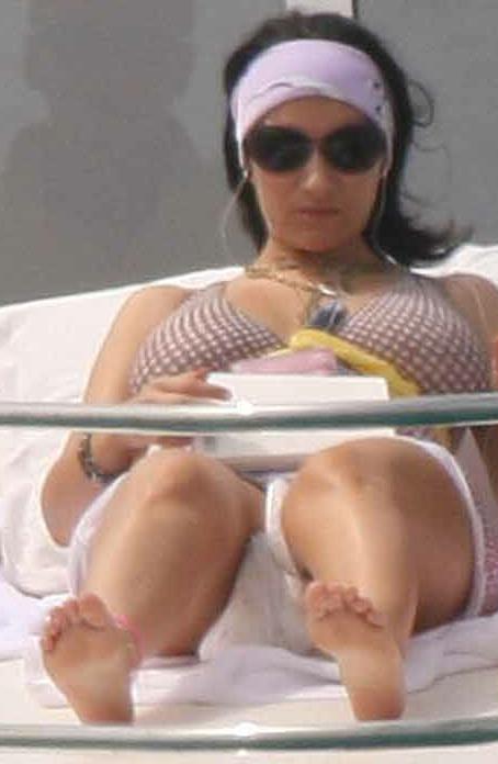 Laura-Pausini-Feet-786799.jpg