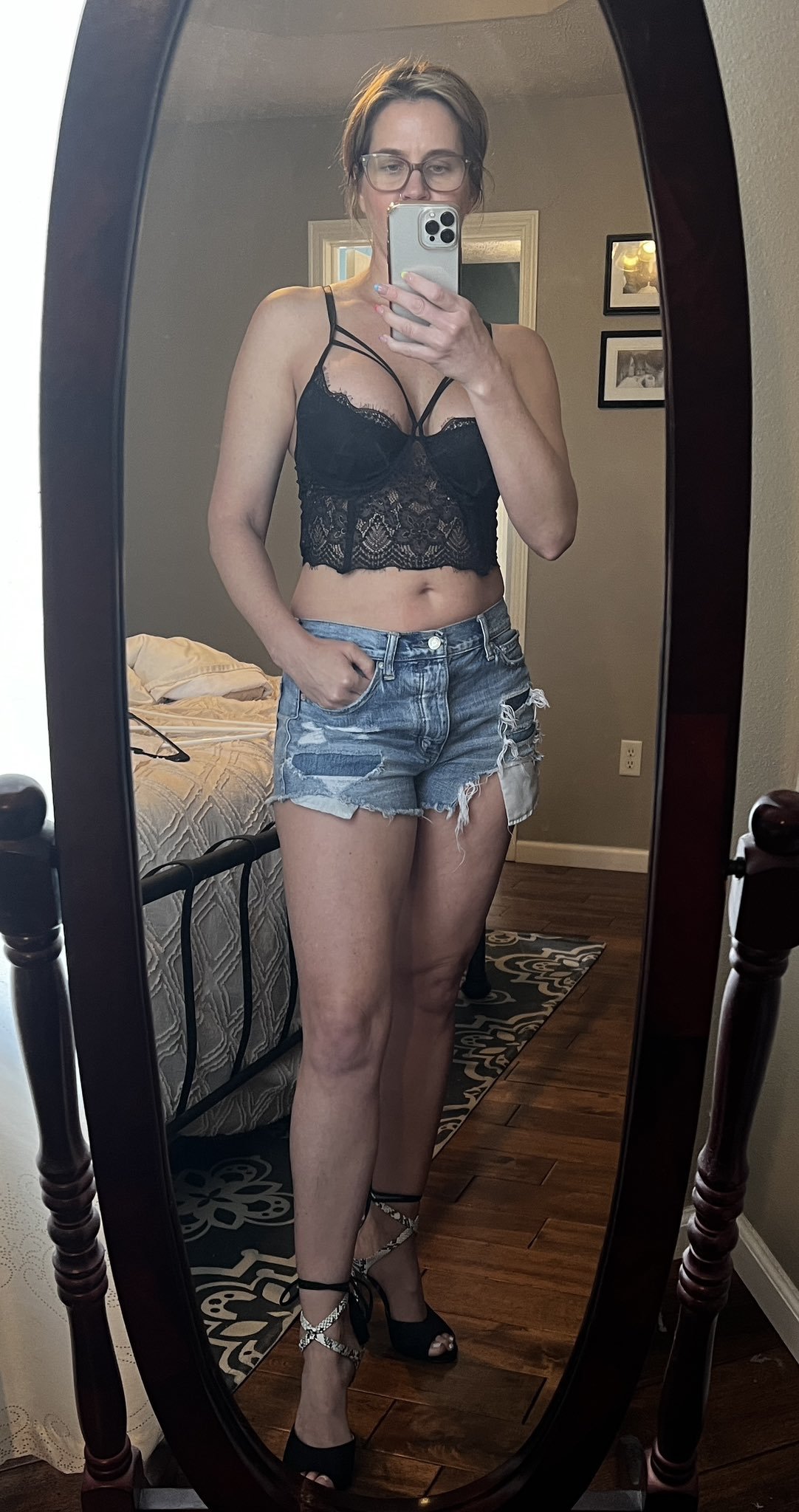 Leah Layz's feet