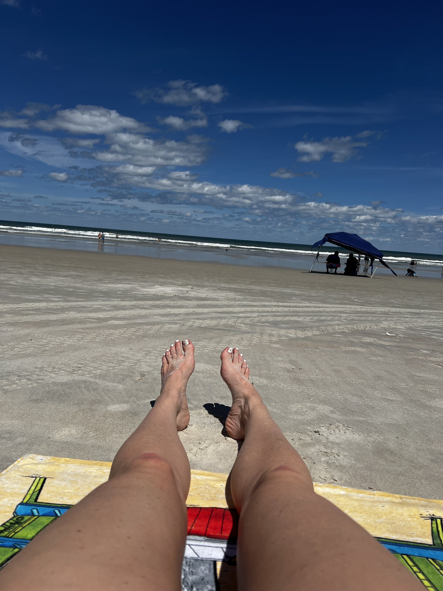 Leah Layz's feet