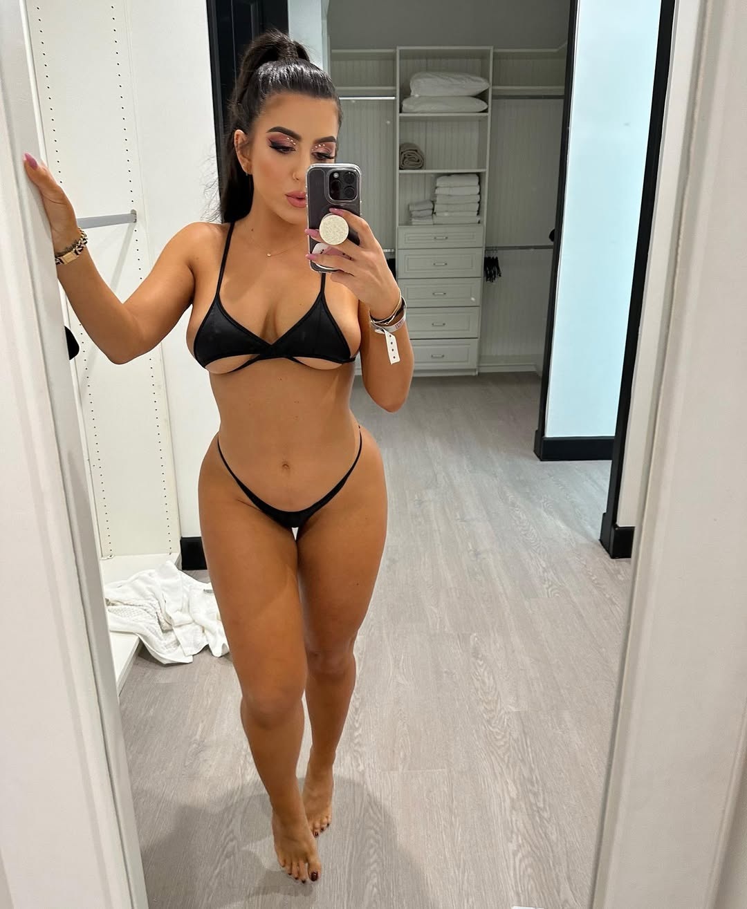 Lena The Plug's feet