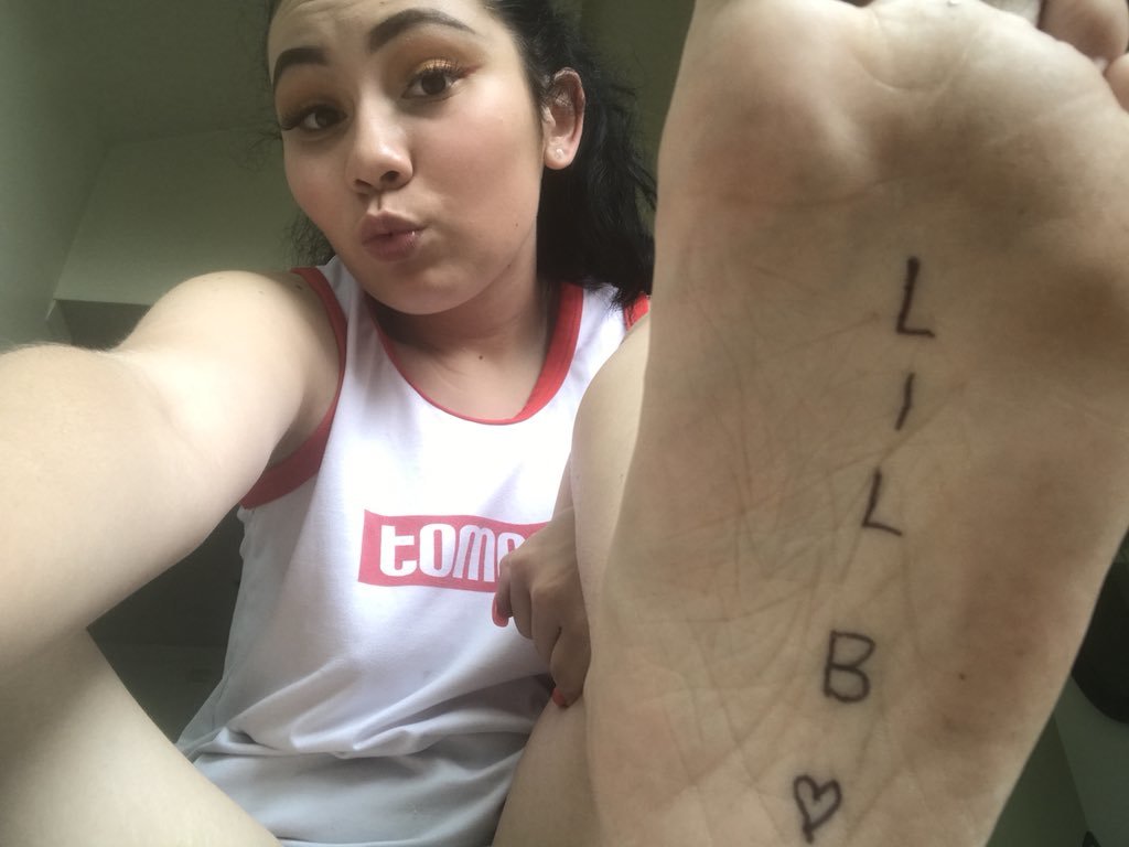 Lenna Lux's feet